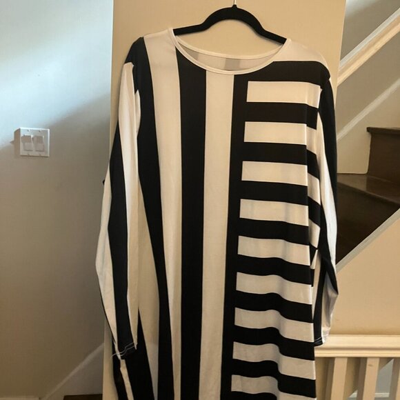 Black and White Stripes Two Ways Dress - Picture 3 of 3